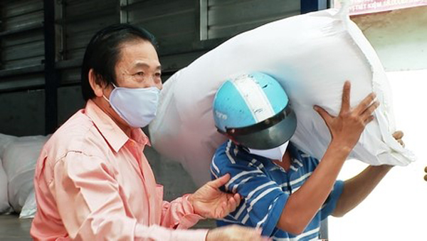 Làm từ thiện là cùng họ bước qua khó khăn